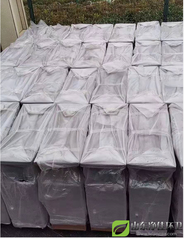 不銹鋼本身耐空氣、蒸汽、水等弱腐蝕介質和酸、堿、鹽等化學浸蝕性介質腐蝕，所以不銹鋼垃圾桶耐用性高加上外面的烤漆工藝使得垃圾桶的防腐能力更加強。  烤漆工藝是將戶外粉末通過高壓靜電設備充電，在電場的作用下，將涂料噴涂到金屬垃圾桶的表面，粉末會被均勻地吸附在工件表面，形成粉狀的涂層；而粉狀涂層經過高溫烘烤后流平固化，顆粒會融化成一層致密的效果各異的最終保護涂層；牢牢附著在垃圾桶表面，具有防腐防銹的特點.  一、不粘性：幾乎所有物質都不與特氟龍涂膜粘合。很薄的膜也能顯示出很好的不粘附性能。   二、耐熱性：特氟龍涂膜具有優良的耐熱和耐低溫特性。短時間可耐高溫到300℃，一般在240℃~260℃之間可連續使用，具有顯著的熱穩定性，它可以在冷凍溫度下工作而不脆化，在高溫下不融化。   三、滑動性：特氟龍涂膜有較低的摩擦系數。負載滑動時摩擦系數產生變化，但數值僅在0.05-0.15之間。   四、抗濕性：特氟龍涂膜表面不沾水和油質，生產操作時也不易沾溶液，如粘有少量污垢，簡單擦拭即可清除。停機時間短，節省工時并能提高工作效率。   五、耐磨損性：在高負載下，具有優良的耐磨性能。在一定的負載下，具備耐磨損和不粘附的雙重優點。   六、耐腐蝕性：特氟龍幾乎不受藥品侵蝕，可以保護零件免于遭受任何種類的化學腐蝕。  所以這款不銹鋼烤漆垃圾桶更防腐，耐腐蝕，更堅固，使用時間更長久不易損壞。